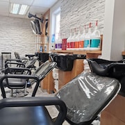 Des chaises devant des lavabos dans un salon de coiffure.