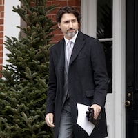 Justin Trudeau sortant de sa résidence officielle de Rideau Cottage.
