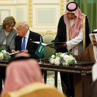 Le président Donald Trump et le roi Salmane ben Abdel Aziz signent une entente.