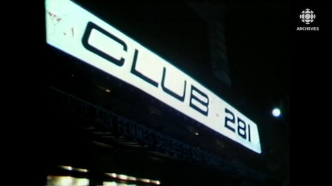 Enseigne du Club 281 illuminée dans la nuit.