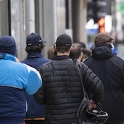 Des gens font la queue à Montréal.
