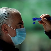 Un Italien fait prendre sa température à distance pendant la pandémie de COVID-19.