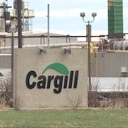 L'usine Cargill, avec au premier plan, le logo.
