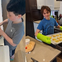 Deux garçons préparent des recettes de croquettes aux légumes.