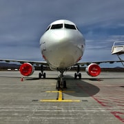 Un avion du transporteur Air Transat stationné sur le tarmac de l'aéroport de Québec jusqu'à nouvel ordre. 