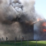 Des pompiers interviennent lors d'un incendie à Saint-Alphonse-de-Granby. 