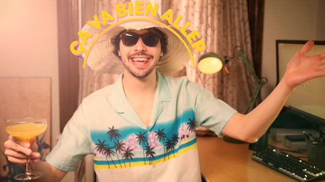 Miniature de la vidéo. Thomas, avec chapeau, lunettes de soleil et chemise hawaïenne (en plus du cocktail qu'il tient à la main), a tous les airs du vacancier en confinement.