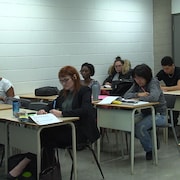 Jessica Bourdage parmi d'autres étudiants dans une classe de l'UQAM.