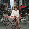 Janette Sadik-Khan est assise à une petite table sur Times Square à New York.