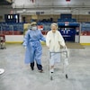Edythe Wilson, une patiente infectée par le coronavirus, marche sur la patinoire de l'aréna Jacques-Lemaire. 