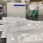 Des échantillons de test sont disposés sur un comptoir de laboratoire en Californie. 