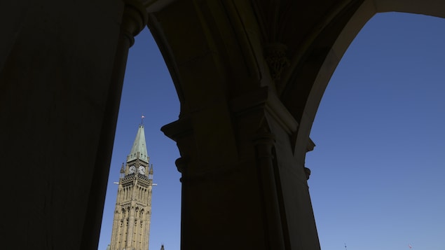 Le drapeau canadien flotte sur la tour de la Paix du parlement à Ottawa.