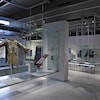 Une salle d'exposition dans laquelle on peut voir des objets sous verre: des tenues traditionnelles notamment.