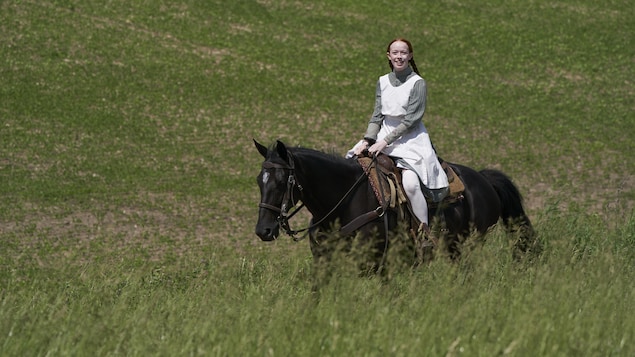 Anne a cheval.    