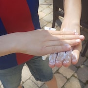 Gros plan de mains d'un enfant qui met de la crème à mains.