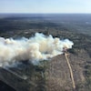 L'incendie au loin, photographié d'un hélicoptère. 