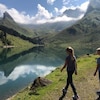Deux enfants devant un lac en Suisse.