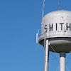 Un tour d'eau sur laquelle est écrit "Smith".