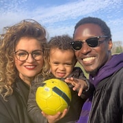 Arnold Bouka Moutou et sa femme, Bérangère, et leur petit garçon qui tient un ballon dans la main.