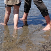 Les pieds d'une femme et de sa jeune fille dans l'eau d'un lac