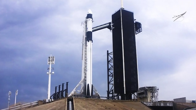 La fusée sur le pas de tir, au centre spatial Kennedy.
