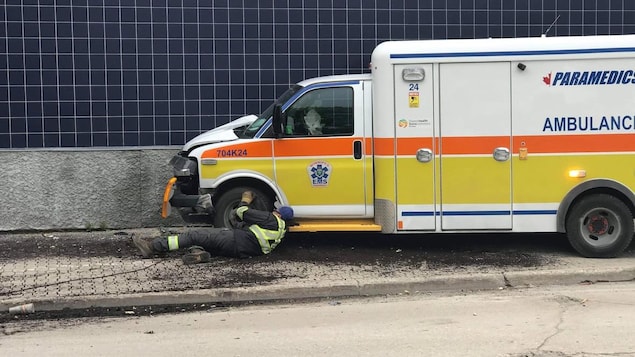 Une ambulance et un mur en carreaux.