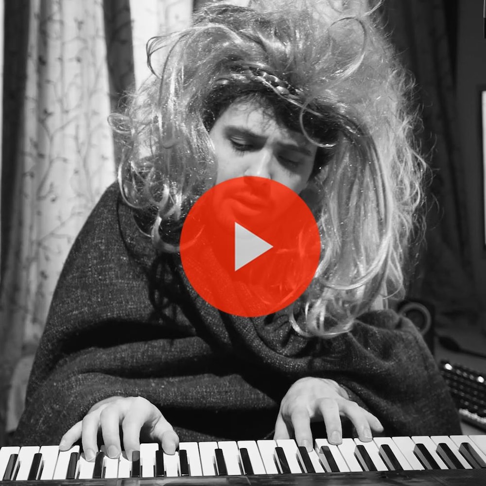 Miniature de la vidéo. Thomas, déguisé en Lady Gaga, joue du piano.