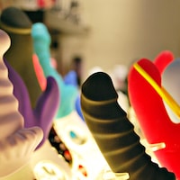 Des jouets sexuels, dont des vibrateurs, sont exposés dans le présentoir d'un magasin.