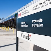 Une affiche annonçant l'arrivée au contrôle frontalier du Canada à la frontière entre le pays et les États-Unis.