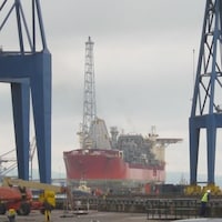 La plateforme flottante SeaRose dans un port de Terre-Neuve.