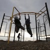 Des enfants jouent dans un parc situé dans la communauté d'Attawapiskat, dans le Nord de l'Ontario.