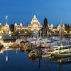 Vue de nuit sur le port et le parlement illuminés à Victoria.