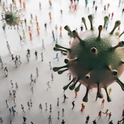 Des coronavirus en suspension au-dessus d'une foule.