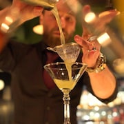Un barman russe prépare un cocktail dans un bar qui est ouvert, en dépit de l'interdiction des autorités.