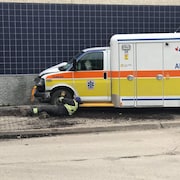 Une ambulance et un mur en carreaux.
