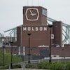 La brasserie Molson à Montréal avec le pont Jacques-Cartier derrière.