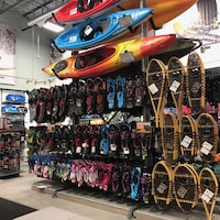 Un étalage montre des raquettes et des kayaks.
