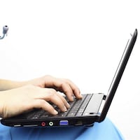 Un médecin tape sur le clavier d'un ordinateur portable.