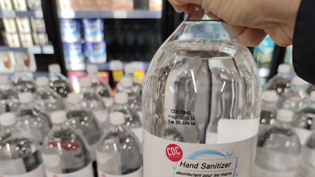 Une bouteille de gel désinfectant pour les mains qui ressemble à de l'eau. 