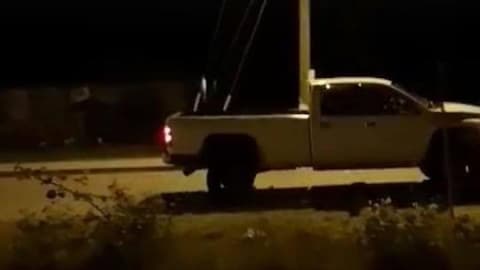 Un camion dans la rue, la nuit.