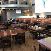 Une salle à manger de restaurant vide.