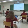 Des élèves travaillent dans une salle de classe.