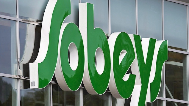 Logo vert de Sobeys à l'extérieur d'une épicerie.