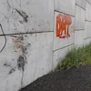 Un mur de viaduc sur lequel les traces d'un impact violent sont visibles.