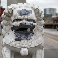 Les messages haineux peints en rouge sur les lions du Chinatown ont été recouverts. 