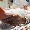 Un aîné reçoit des soins dans un centre hospitalier.