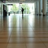 Un homme seul dans un grand couloir de l'aéroport de Winnipeg.