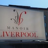 L'affiche extérieure du Manoir Liverpool à Lévis.