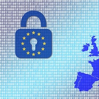 Un cadenas avec un signe de l'Union européenne et une carte des pays européens sur un fond de données numériques