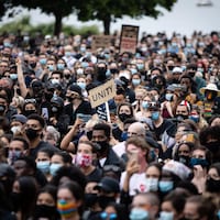Une foule de personnes portant un masque lors de la manifestation Black Lives Matter, à Vancouver.